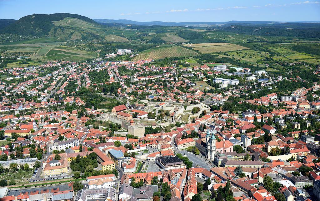 Varkapitany Apartman Eger Bagian luar foto